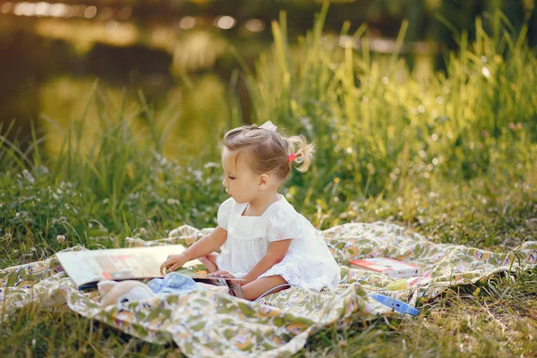 Aranyos kislány játszik a parkban — Stock Fotó