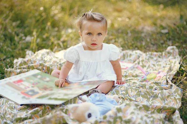 Bonita menina brincando em um parque — Fotografia de Stock