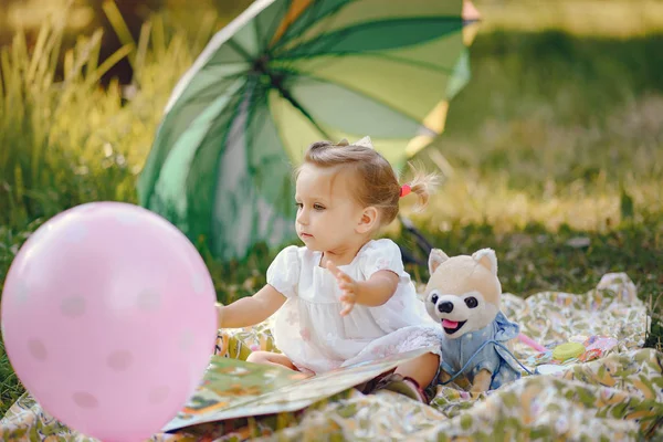 Bonita menina brincando em um parque — Fotografia de Stock