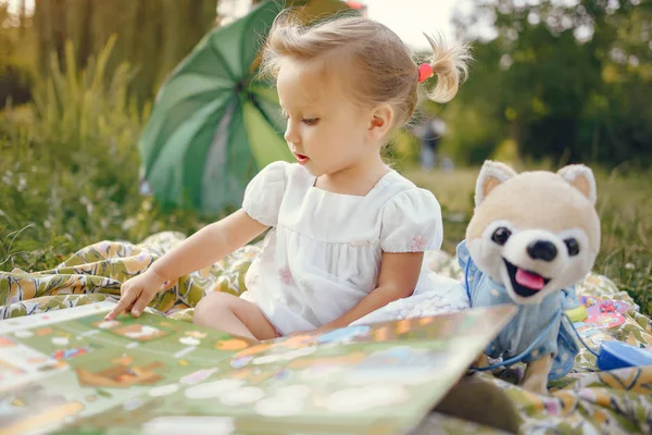 Bonita menina brincando em um parque — Fotografia de Stock