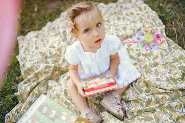 Söt liten flicka leker i en park — Stockfoto