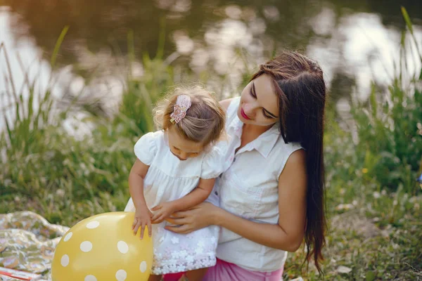 Mãe com filha brincando em um parque de verão — Fotografia de Stock