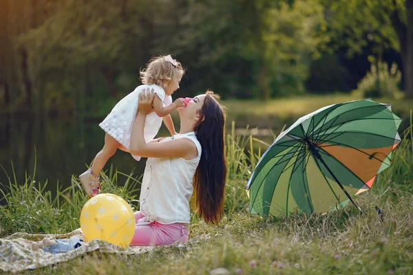 Mère avec sa fille jouant dans un parc d'été — Photo