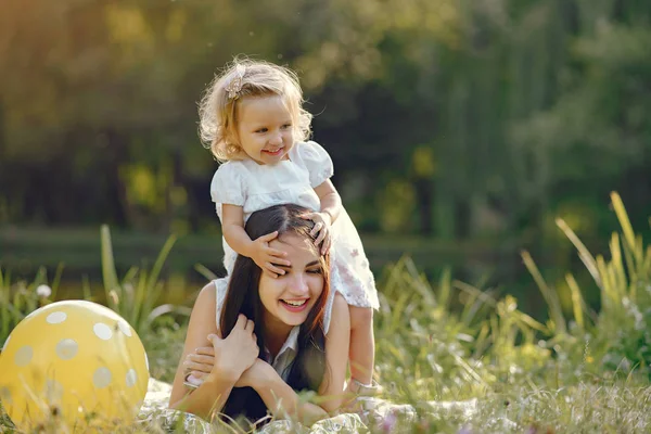 Mère avec sa fille jouant dans un parc d'été — Photo