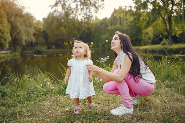 Madre con figlia che gioca in un parco estivo — Foto Stock