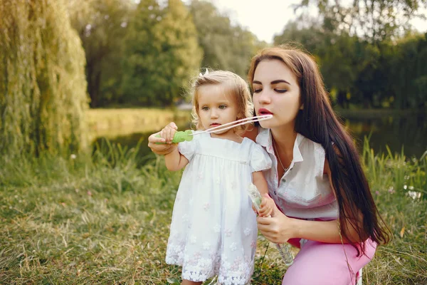 Мать с дочерью играют в летнем парке — стоковое фото
