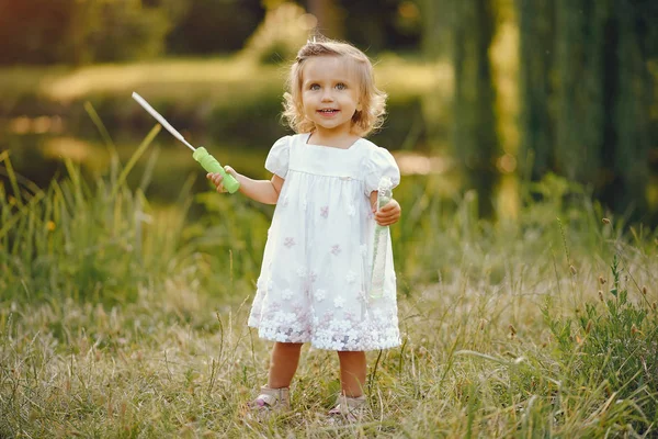 Cute little girl gra w parku — Zdjęcie stockowe