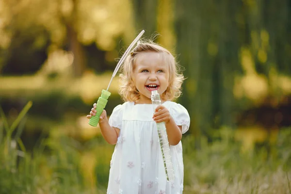 Bonita menina brincando em um parque — Fotografia de Stock