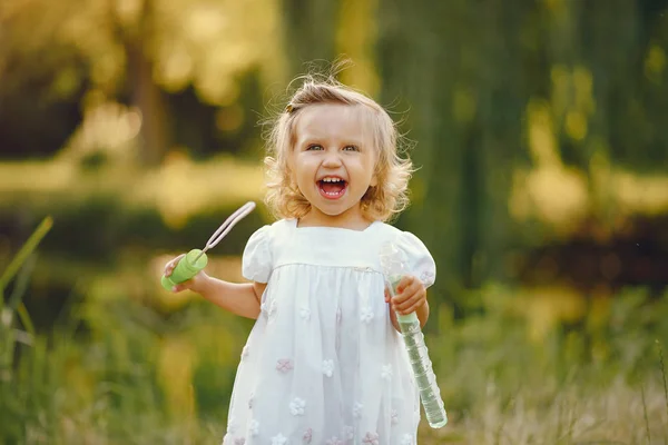 Cute little girl gra w parku — Zdjęcie stockowe