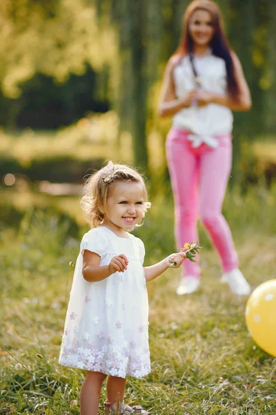 Mãe com filha brincando em um parque de verão — Fotografia de Stock