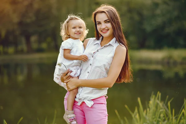 Anne ve kızı yaz parkında oynuyorlar. — Stok fotoğraf