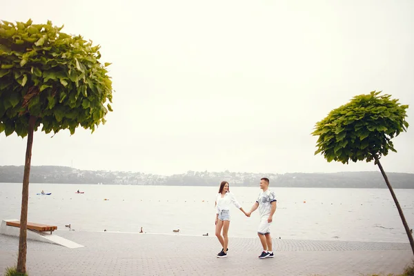 Belo casal passar o tempo em um parque nublado outono — Fotografia de Stock