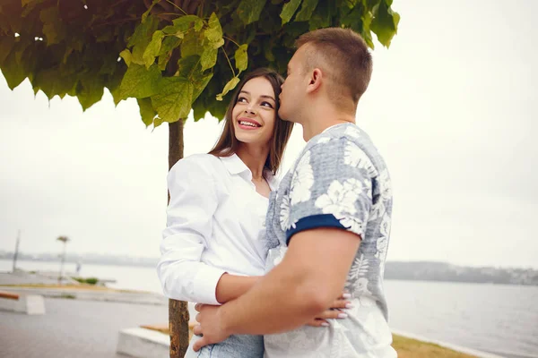 Belo casal passar o tempo em um parque nublado outono — Fotografia de Stock