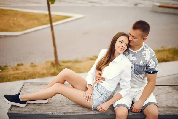 Beautiful couple spend time in a autumn cloudy park — 스톡 사진