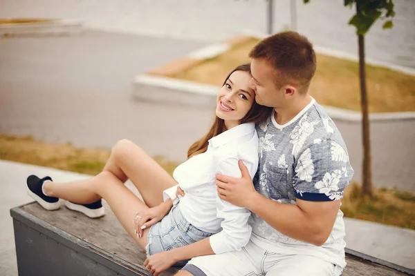 Schönes Paar verbringt Zeit in einem herbstlich bewölkten Park — Stockfoto