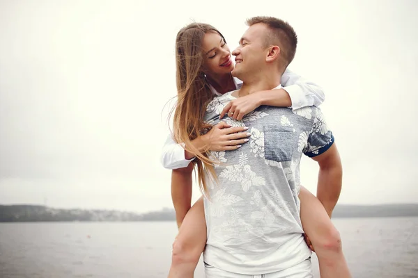 Beautiful couple spend time in a autumn cloudy park — 스톡 사진