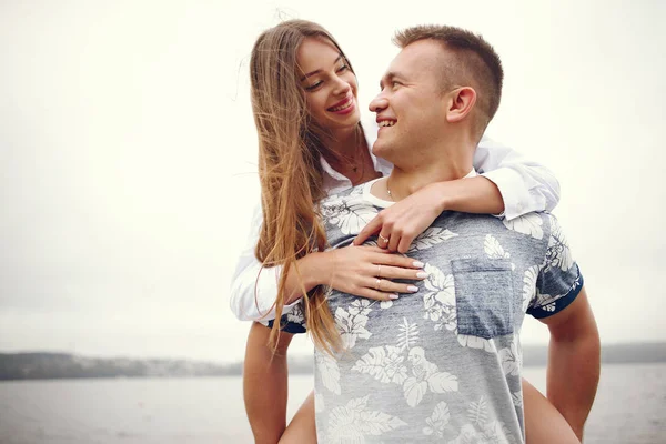 Belo casal passar o tempo em um parque nublado outono — Fotografia de Stock