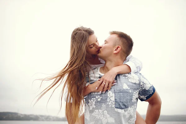Bella coppia trascorrere del tempo in un parco nuvoloso autunno — Foto Stock