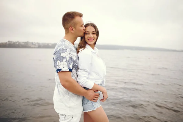 Hermosa pareja pasar tiempo en un parque nublado de otoño —  Fotos de Stock