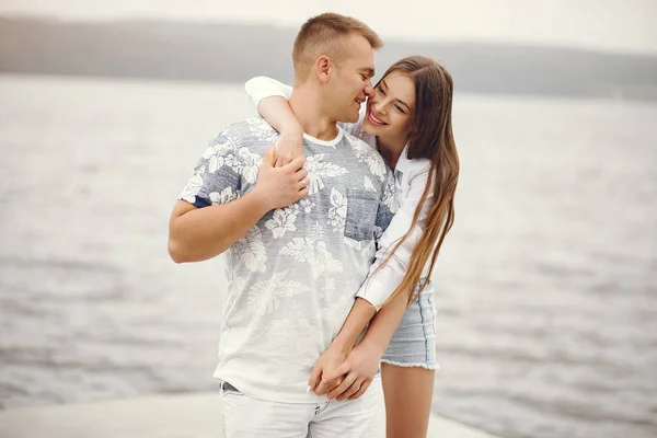 Belo casal passar o tempo em um parque nublado outono — Fotografia de Stock