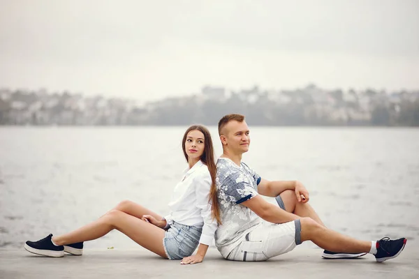 Belo casal passar o tempo em um parque nublado outono — Fotografia de Stock