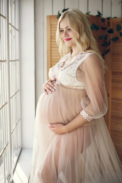 Mooie zwangere vrouw met grote buik in een studio — Stockfoto