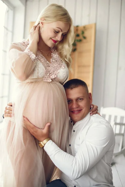 Mooie zwangere vrouw met haar man in een studio — Stockfoto