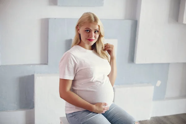 Mooie zwangere vrouw met grote buik in een studio — Stockfoto