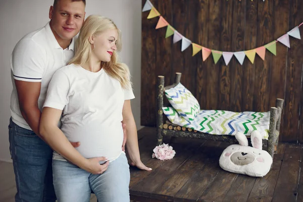 Mooie zwangere vrouw met haar man in een studio — Stockfoto