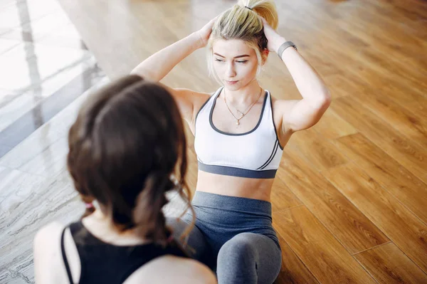Ein schönes Mädchen ist in einem Fitnessstudio engagiert — Stockfoto