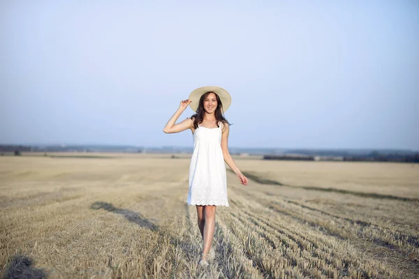 秋の小麦畑で美しいエレガントな女の子 — ストック写真