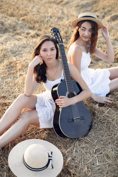 Hermosas chicas elegantes en un campo de trigo de otoño —  Fotos de Stock