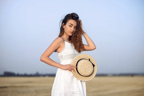 Hermosa chica elegante en un campo de trigo de otoño — Foto de Stock