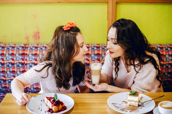 Nette und stylische Familie im Café — Stockfoto