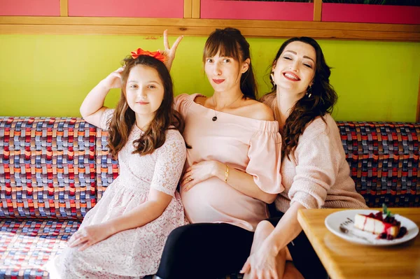 Família bonito e elegante em um café — Fotografia de Stock