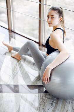 Güzel bir kız bir spor salonunda nişanlanıyor.