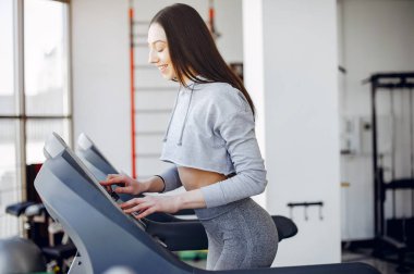 Güzel bir kız bir spor salonunda nişanlanıyor.