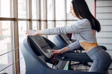 Güzel bir kız bir spor salonunda nişanlanıyor.