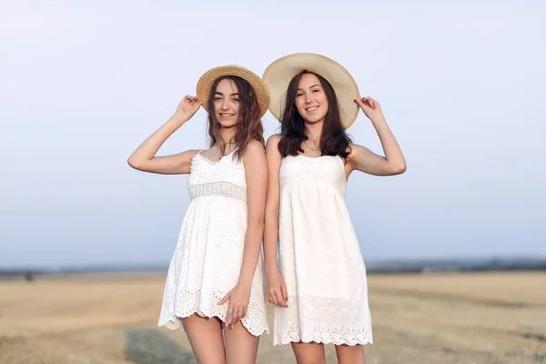 Hermosas chicas elegantes en un campo de trigo de otoño —  Fotos de Stock