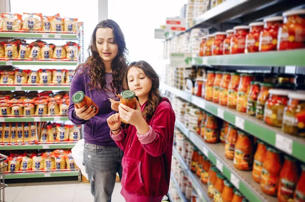 Madre con una hija en un supermercado — Foto de Stock