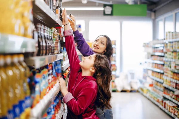 Madre con una hija en un supermercado — Foto de Stock