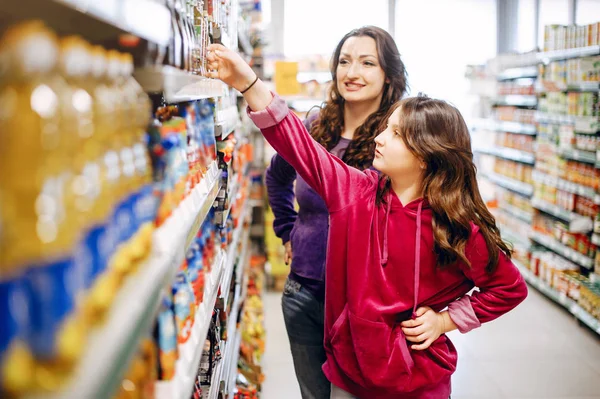 Madre con una hija en un supermercado — Foto de Stock