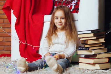 Kitaplı küçük kız.