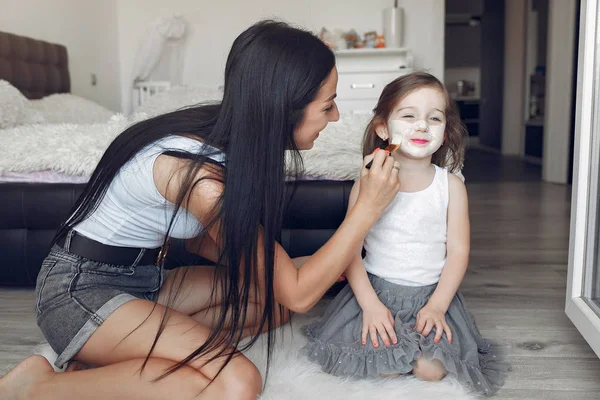 Matka a dcera dělají lázeňské procedury pro obličej doma — Stock fotografie