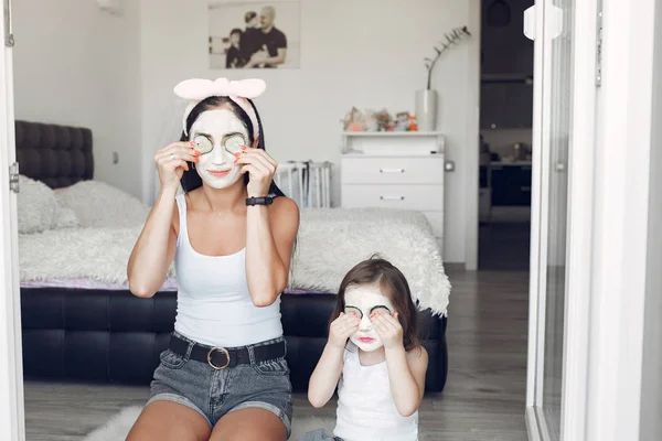 Matka a dcera dělají lázeňské procedury pro obličej doma — Stock fotografie