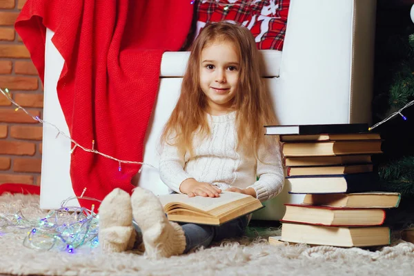 Kitaplı küçük kız.