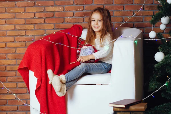 Kleines Mädchen im Atelier — Stockfoto