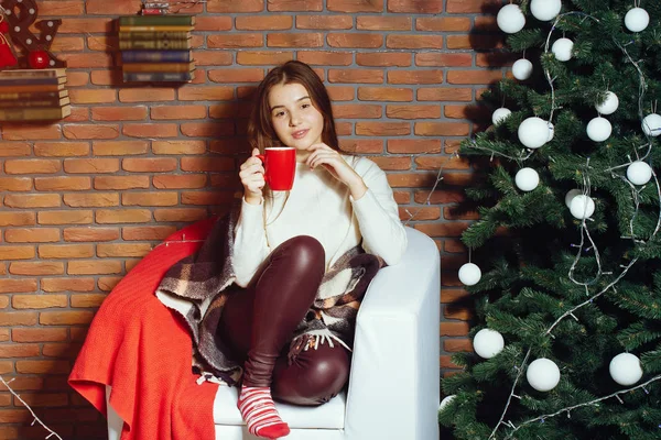 Menina perto da árvore de Natal — Fotografia de Stock