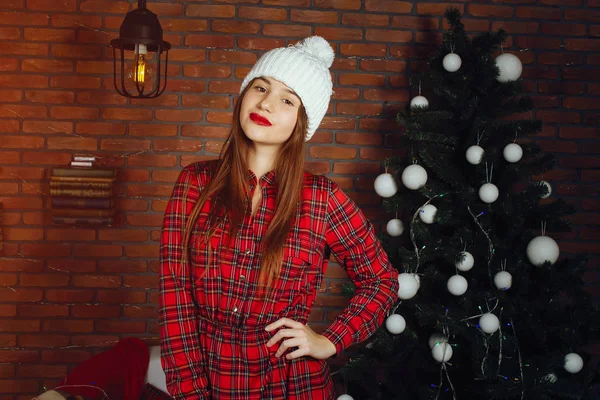 Mädchen in der Nähe von Weihnachtsbaum — Stockfoto