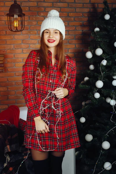 Mädchen in der Nähe von Weihnachtsbaum — Stockfoto